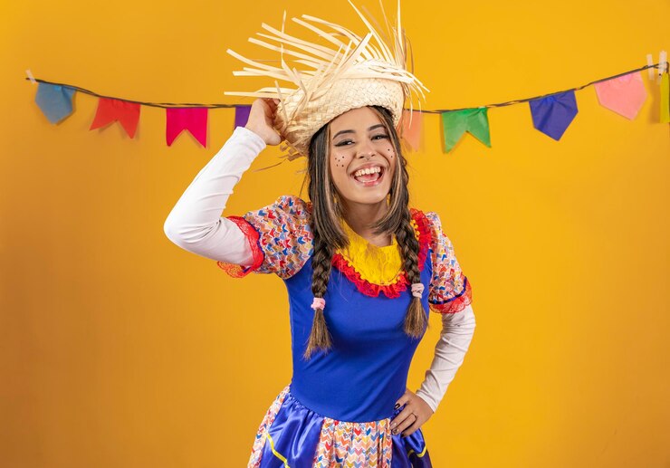 Donna meticcia dai tratti asiatici che indossa gli abiti tipici della Festa Junina con bandiere colorate sullo sfondo