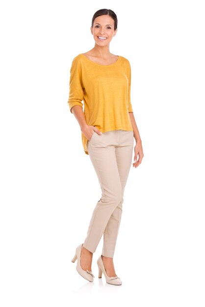 Donna moda e ritratto per stile business e felice in abito in studio per abbigliamento minimalista Persona femminile sorriso e top giallo da background bianco designer e sicuro di sé in abbigliamento