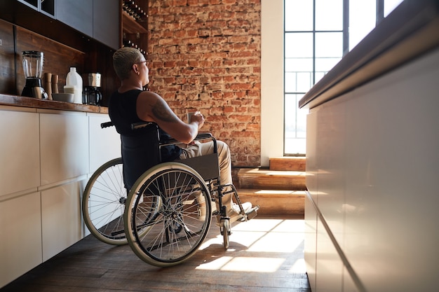 Donna moderna con disabilità in cucina