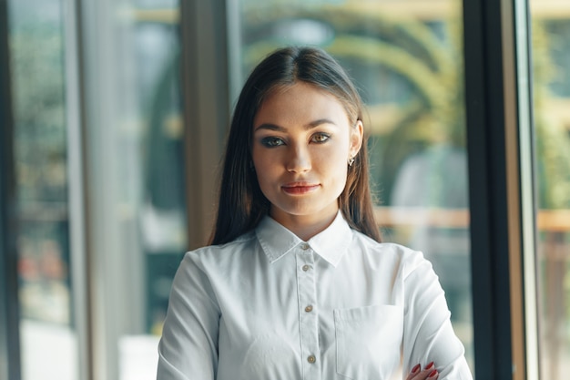 Donna moderna di affari nell&#39;ufficio