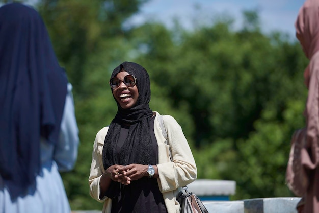 donna musulmana africana nera che fa una presentazione a un gruppo di investitori aziendali o turisti in una piccola fattoria locale di produzione di miele