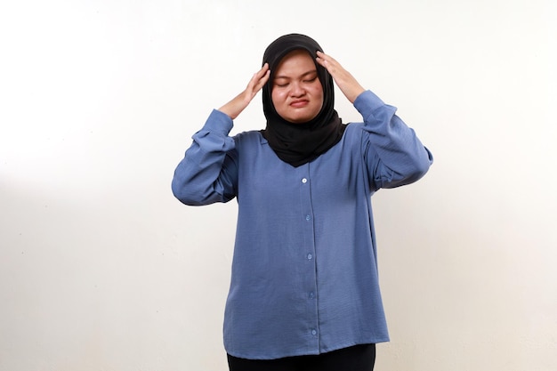 Donna musulmana asiatica che soffre di mal di testa isolata su bianco