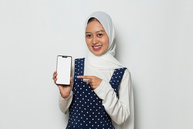 donna musulmana asiatica in hijab che dimostra il ritratto del telefono cellulare della ragazza sorridente smiling