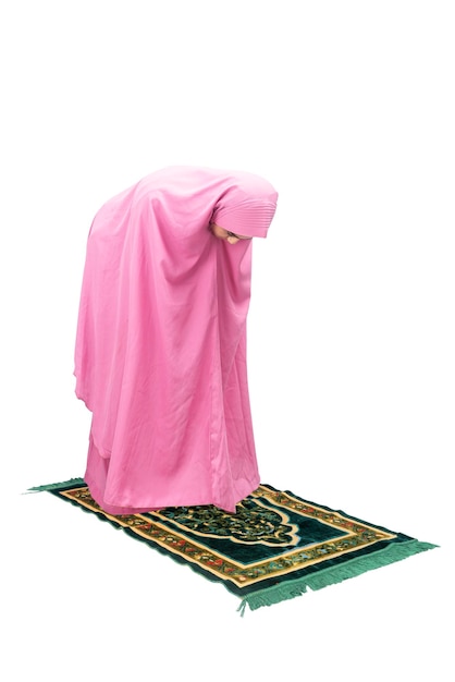 Donna musulmana asiatica in velo in posizione di preghiera (salat) isolata su sfondo bianco