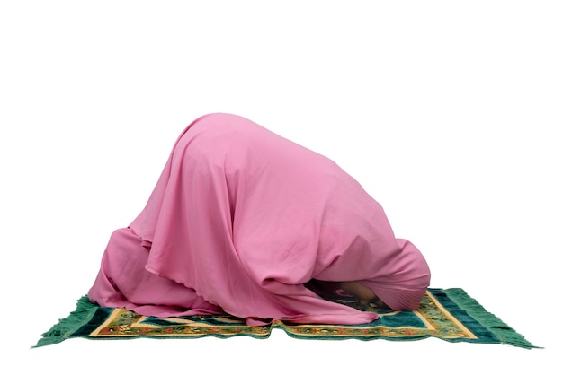 Donna musulmana asiatica in velo in salat in posizione di preghiera isolata su sfondo bianco