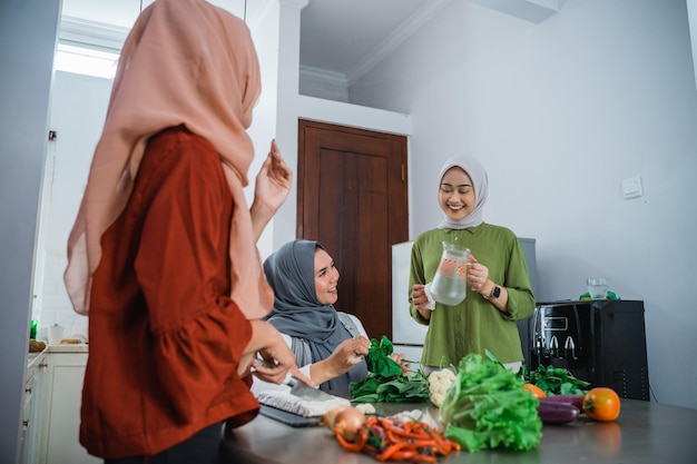 Donna musulmana che cucina per cena a casa di amici durante il ramadan