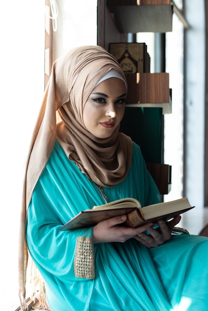 Donna musulmana che legge Corano santo