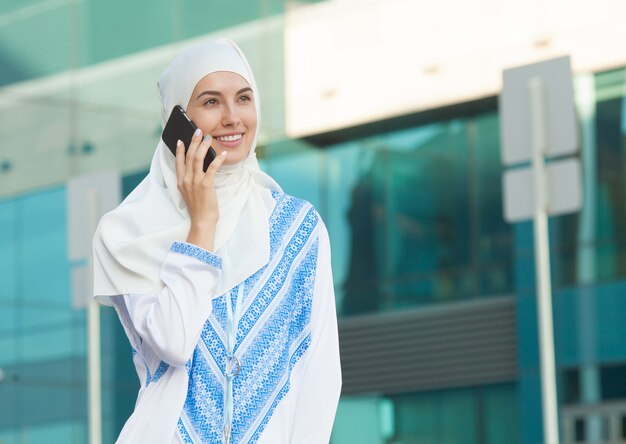 Donna musulmana che parla al telefono