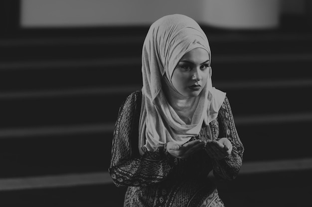 Donna musulmana che prega nella moschea
