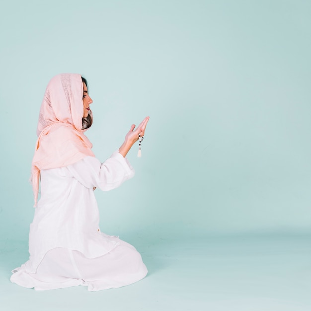 Donna musulmana che prega