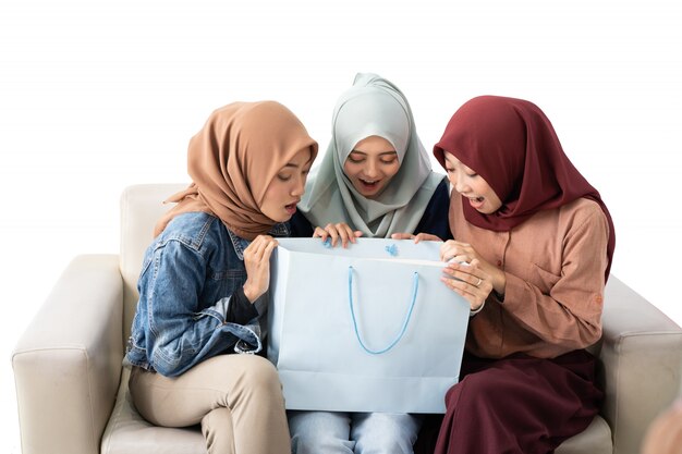 Donna musulmana con il sacchetto della spesa isolato
