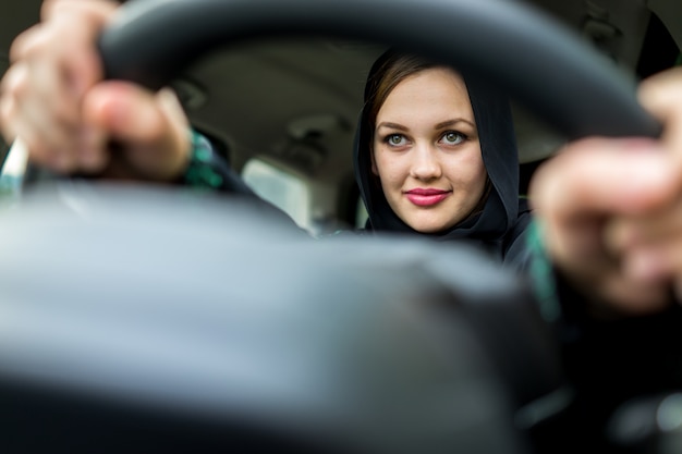 donna musulmana felice guida auto