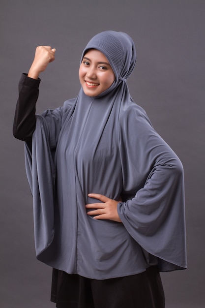 Donna musulmana forte e di successo con hijab o sciarpa