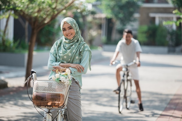 Donna musulmana in sella a una bicicletta