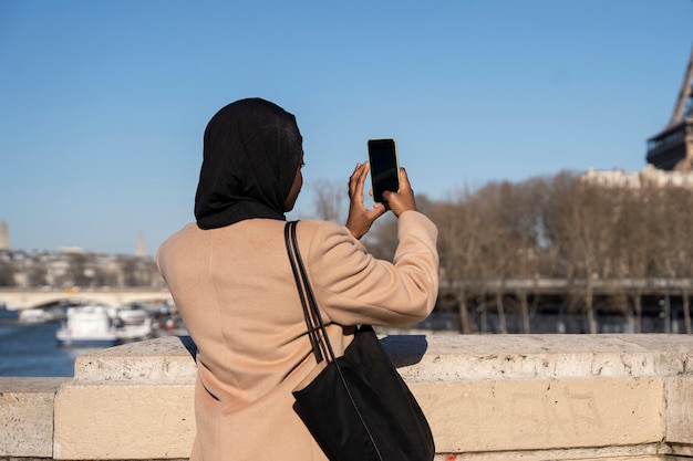 Donna musulmana in viaggio a Parigi