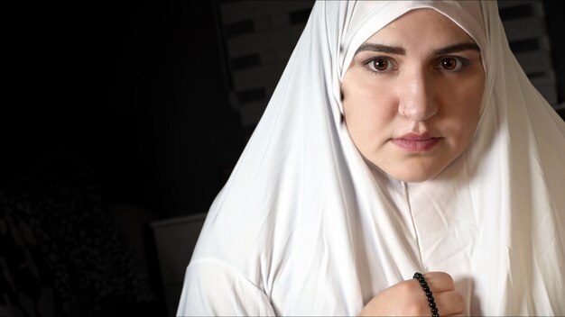 Donna musulmana religiosa in abito di preghiera
