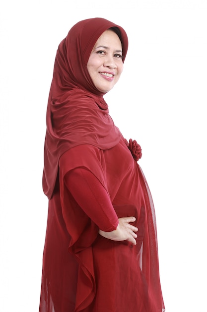 Donna musulmana sicura in sciarpa, isolata sopra fondo bianco