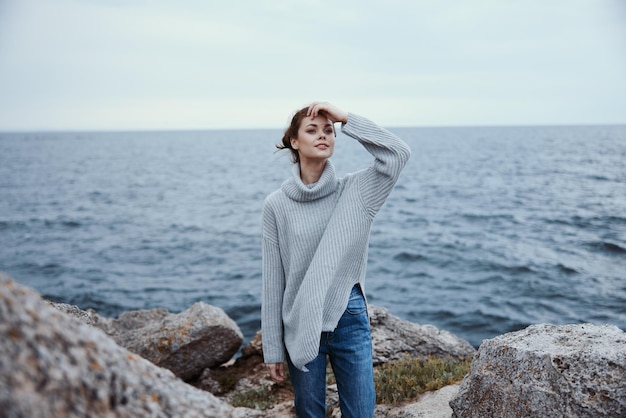 Donna natura rocce costa paesaggio Oceano femminile rilassante