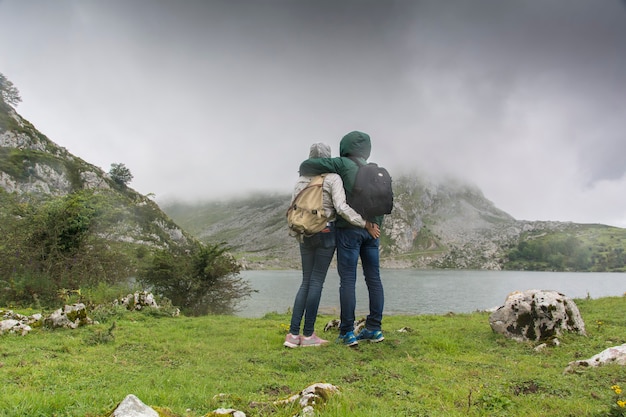 donna nei laghi di covadonga