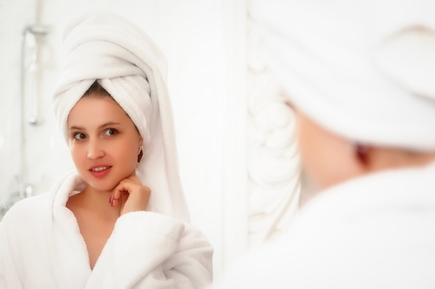 Donna nel bagno dell'hotel dopo la doccia