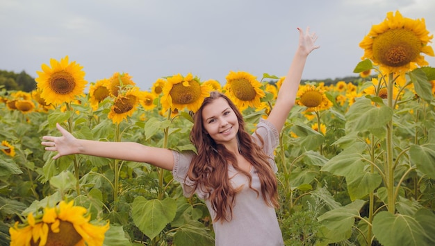 Donna nel campo di bellezza con i girasoli