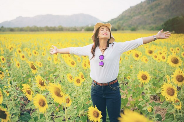 Donna nel campo di girasoli. Prodotto alimentare sano.