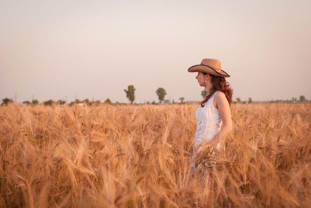 Donna nel campo di grano, agricoltore con il raccolto