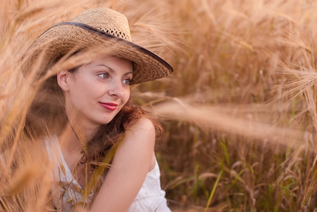 Donna nel campo di grano, agricoltore con il raccolto