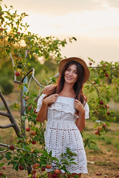 Donna nel giardino delle mele