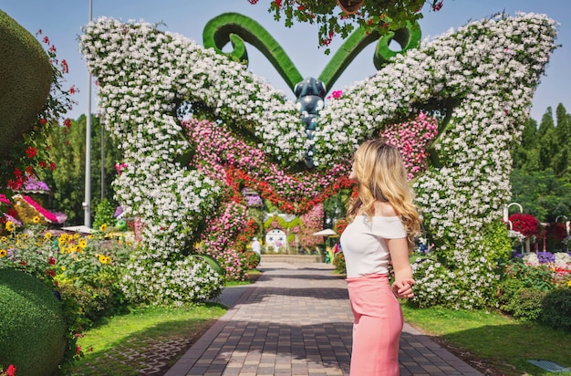 Donna nel giardino di Dubai