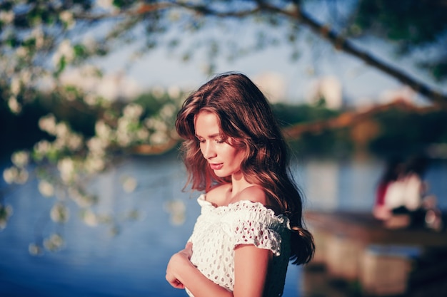 Donna nel giardino fiorito