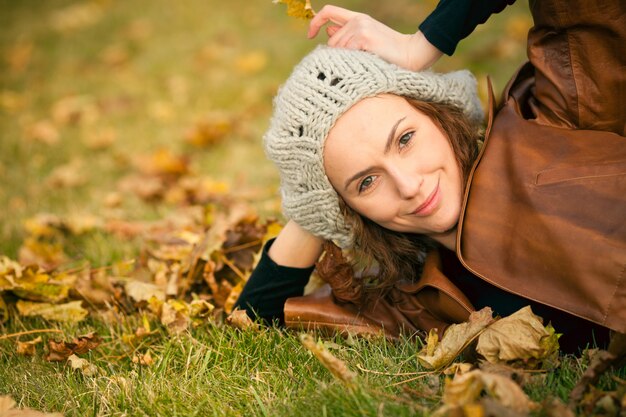 donna nel parco d'autunno