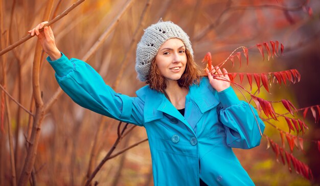 donna nel parco d'autunno