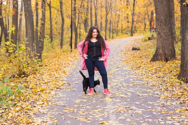 donna nel parco d'autunno