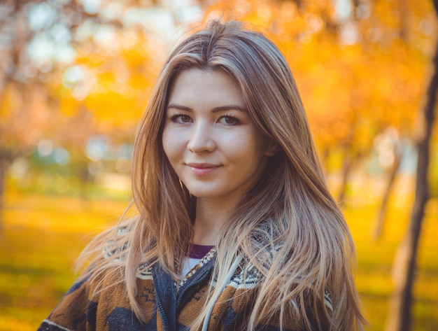 Donna nel parco d&#39;autunno