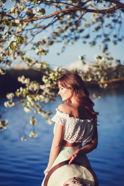 donna nel parco di primavera