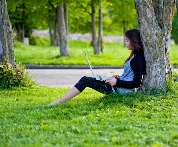 Donna nel parco estivo