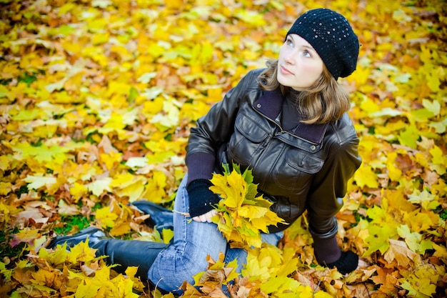 Donna Nel Parco In Autunno