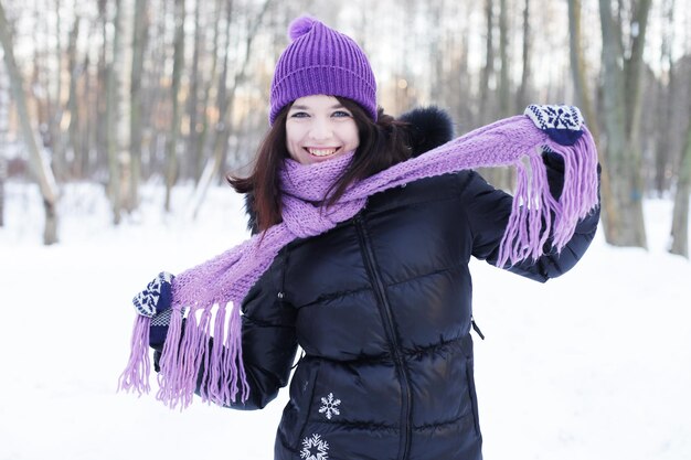 Donna nel parco invernale