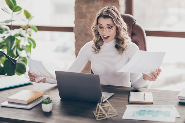 donna nel suo ufficio che lavora al computer portatile