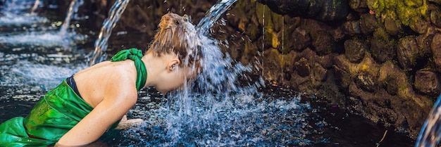 Donna nel tempio dell'acqua di sorgente santa a bali. Il complesso del tempio è costituito da una petirtaan o struttura balneare, famosa per il suo BANNER dell'acqua santa di sorgente, di formato lungo