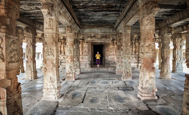 Donna nel tempio di Hampi