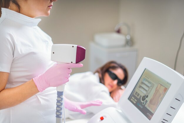 donna nella clinica di bellezza professionale durante la depilazione laser. Trattamento di epilazione. Pelle liscia