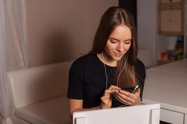 Donna nella musica d'ascolto del caffè e godersi la vita