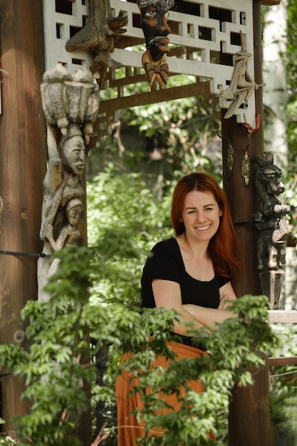 Donna nella sua s seduta sulla strada che distoglie lo sguardo in giardino