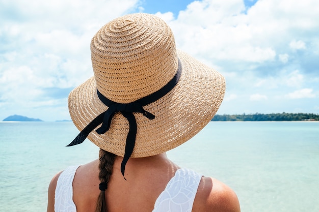 Donna nelle vacanze estive che gode della vista all'oceano