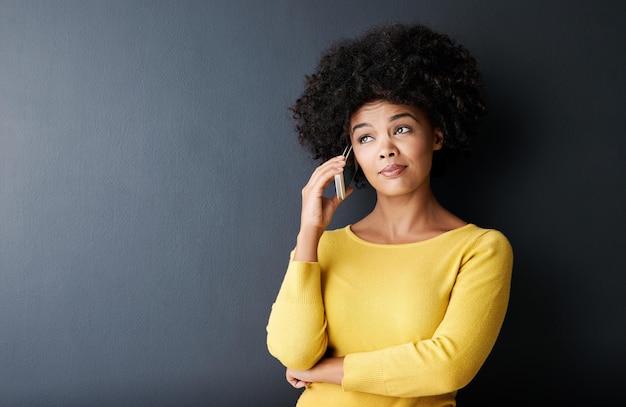 Donna nera che pensa e chiama per telefono con domande idee dubito emoji in studio sfondo faccia africana o persona confusa in conversazione con dramma pettegolezzi o ascolto per contattare la comunicazione