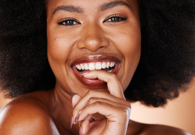 Donna nera con sorriso naturale ritratto di bellezza in studio e cosmetici cura della pelle per il viso con denti sani Felice ragazza africana cura dei capelli afro in Brasile e trucco di lusso con ciglia mascara