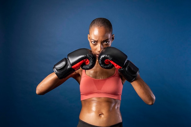 Donna nera in forma pronta per un incontro di boxe