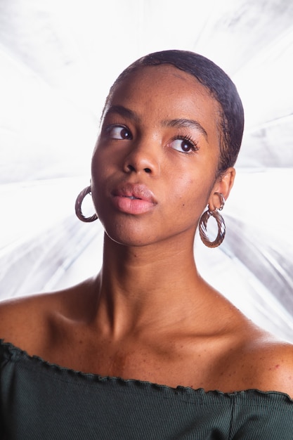 Donna nera. Ritratto di donna nera in studio fotografico